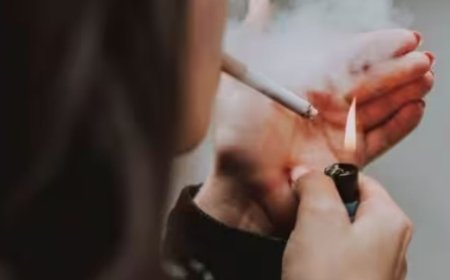 सिगरेट पी रही लड़की बन गई कातिल, घूरने वाले युवक को उतारा मौत के घाट