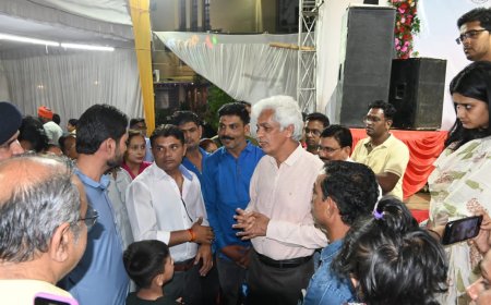 सस्ती कॉपी-किताब खरीदने उमड़ी पेरेंट्स की भीड़