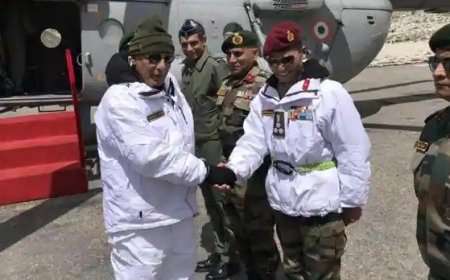 रक्षा मंत्री राजनाथ सिंह पहुंचे लेह, सियाचिन में तैनात जवानों से मिले