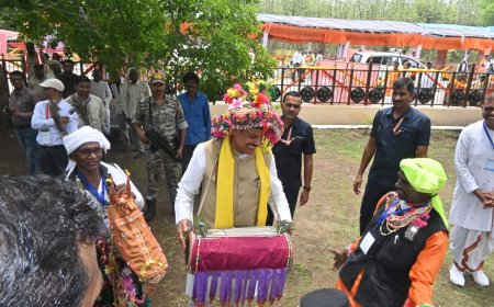 मुख्यमंत्री ने श्रद्धांजलि अर्पित कर मादल की थाप पर किया नृत्य