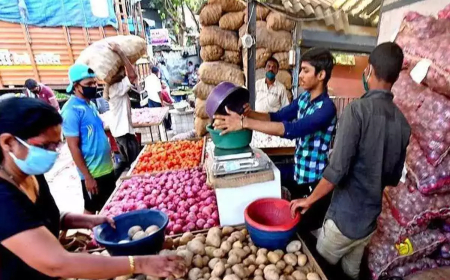 टमाटर ने मारी सेंचुरी, आलू-प्याज भी हाफ सेंचुरी के करीब, दिल्ली-एनसीआर में टमाटर के दाम 100 रुपये प्रति किलो