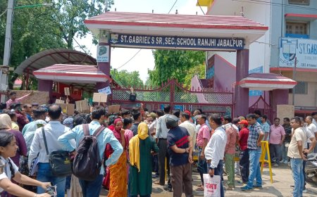 चेन-ताला लेकर सेंट गैब्रियल और सेंट जोसेफ स्कूल पहुंचे अभिभावकों ने किया हंगामा, बढ़ाई फीस वापस लेने की मांग