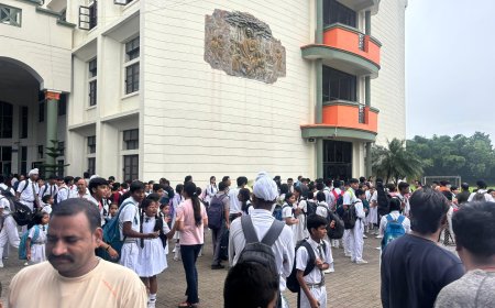 समय से पहले ही बंद किया स्कूल गेट, सैकड़ों छात्र खड़े रहे बाहर