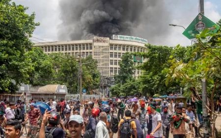 इस्तीफा देकर शेख हसीना ने छोड़ा बांग्लादेश, प्रधानमंत्री आवास में घुसे हजारों प्रदर्शनकारियों ने इस्तीफे पर मनाया जश्न, बांग्लादेश की सेना के हाथ में पहुंची है देश की सत्ता