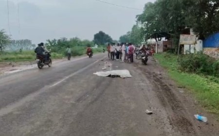 बेलखाड़ू में ट्रक ने बाइक सवार को कुचला, सड़क पर बिखरे शरीर के टुकड़े-टुकड़े