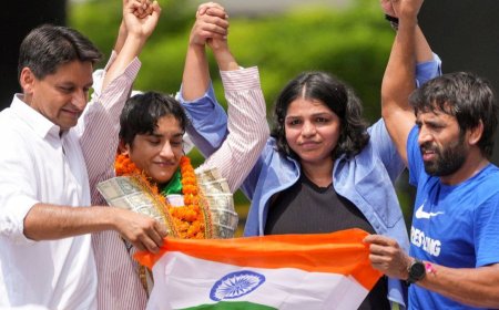 भारत लौटी विनेश फोगाट, एयरपोर्ट पर स्वागत के दौरान भावुक हुईं विनेश