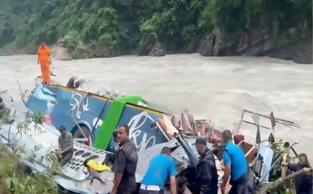 नेपाल में यात्रियों से भरी बस नदी में गिरी, 14 लोगों की मौत