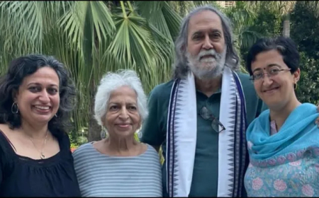 दिल्ली के नए सीएम के मात-पिता को लेकर क्यों मचा बवाल, माता-पिता पर आतंकियों को समर्थन देने का आरोप