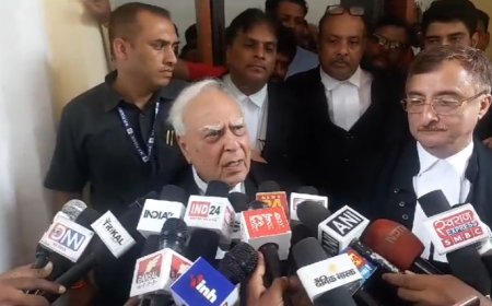 अब राजनेताओं का सामना वकीलों से होगा,हाईकोर्ट से निकल कर सिब्बल ने कहा