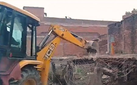 यूपी के एक गांव में 18 मकानों पर चला बुलडोजर