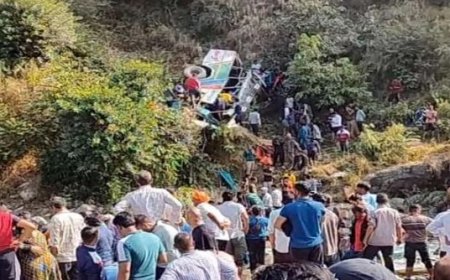 400 फीट गहरी खाई में गिरी बस, गिरती बस से कूदे लोग, फिर भी 36 की मौत