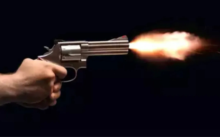 पति ने पहले पत्नी और फिर तीन बच्चों को मारी गोली