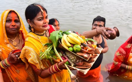 निर्जला व्रत रख अस्ताचलगामी सूर्य को दिया अर्घ्य