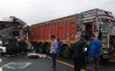 UP News :लखनऊ एक्सप्रेस-वे पर खड़े ट्रक में घुसी टूरिस्ट बस,पांच की मौत