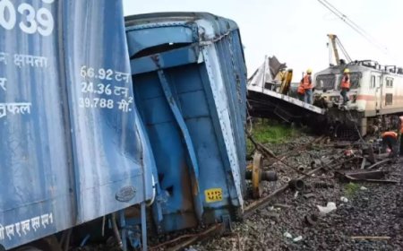 तेलंगाना में मालगाड़ी के 11 डब्बे पटरी से उतरे,दिल्ली-चेन्नई रूट पर कई ट्रेनें फंसी