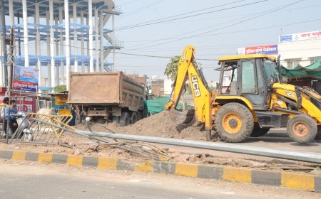 जबलपुर में थाने की दीवार तोड़ झोपड़ी में घुसा तेज रफ्तार डम्फर