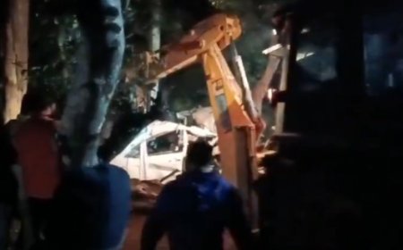 पेड़ से टकराई बेकाबू कार, 6 की मौत