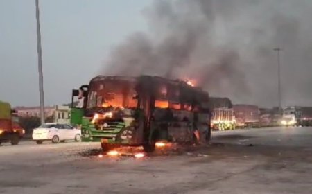 लखनऊ एक्सप्रेस-वे पर डबल डेकर बस में लगी आग, खिड़कियों के शीशे तोड़कर बाहर कूदे यात्री