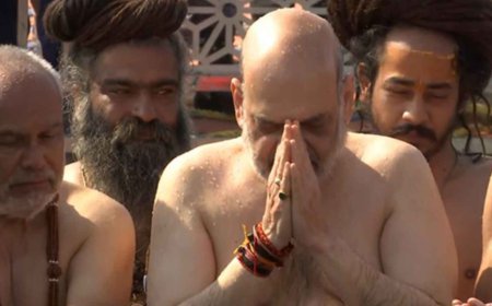 गृहमंत्री अमित शाह पहुंचे महाकुंभ, लगाई डुबकी