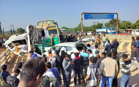 ट्रक-ट्रैवलर-कार में भिड़ंत, सात लोगों की मौत