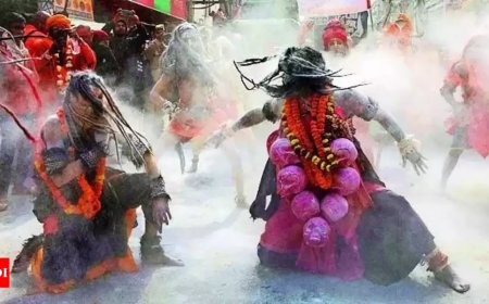 मसान की होली मनाने के लिए काशी पहुंचे नागा साधु