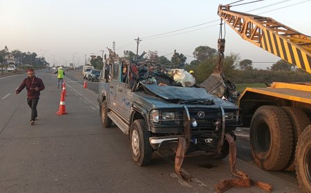 jabalpur News: डिवाइडर तोड़ बस से टकरा गई जीप, 6 मौत, 2 घायल