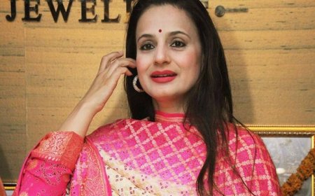 मंदिर में अमीषा पटेल का दीदार कर, सेल्फी के लिए बावले हुए बाबा