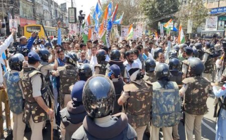 जीतू पटवारी के चढ़ते ही गिरा मंच, कांग्रेस नेता के पेट में घुस गया सरिया