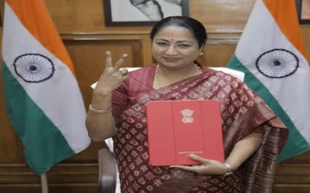 दिल्ली मुख्यमंत्री रेखा गुप्ता ने विधानसभा में पेश किया एक लाख करोड़ रुपये का बजट