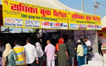 कॉपी किताबों और स्टेशनरी की खरीदी कर रहे ग्राहकों में उत्साह