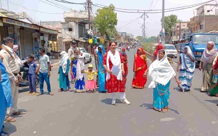 जहां है भगवान परशुराम का कुंड, वहीं खोल दी शराब की दुकान, सड़क पर उतरीं स्थानीय महिलाएं