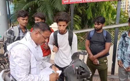 बांग्लादेशी होने के शक में युवकों को हिंदूवादियों ने घेरा.. रेलवे स्टेशन के बाहर घंटों चली जांच पड़ताल