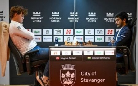 डी गुकेश से मैच के बाद तिलमिला उठे मैग्नस कार्लसन, नहीं सहन हुई हार, चेस बोर्ड पर निकला गुस्सा 