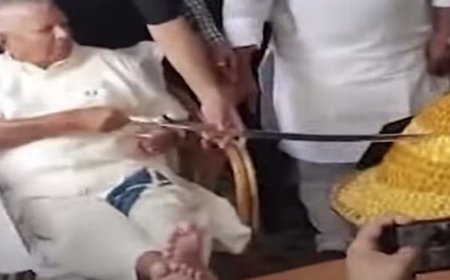 जन्मदिन के मौके पर लालू यादव का अनोखा जश्न- तलवार से काटा 78 किलो का लड्डू