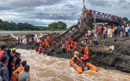 महाराष्ट्र के पुणे में बड़ा हादसा- इंद्रायणी नदी पर बना 32 साल पुराना पुल ढहा