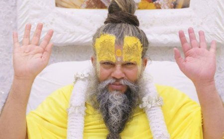 वैदिक मंत्र के वस्त्र पहने देख सतसंग में प्रेमानंद महाराज ने युवक को दी समझाइश 