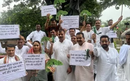 एमपी विधानसभा सत्र: ओबीसी आरक्षण को लेकर कांग्रेस का गिरगिट लेकर अनोखा प्रदर्शन