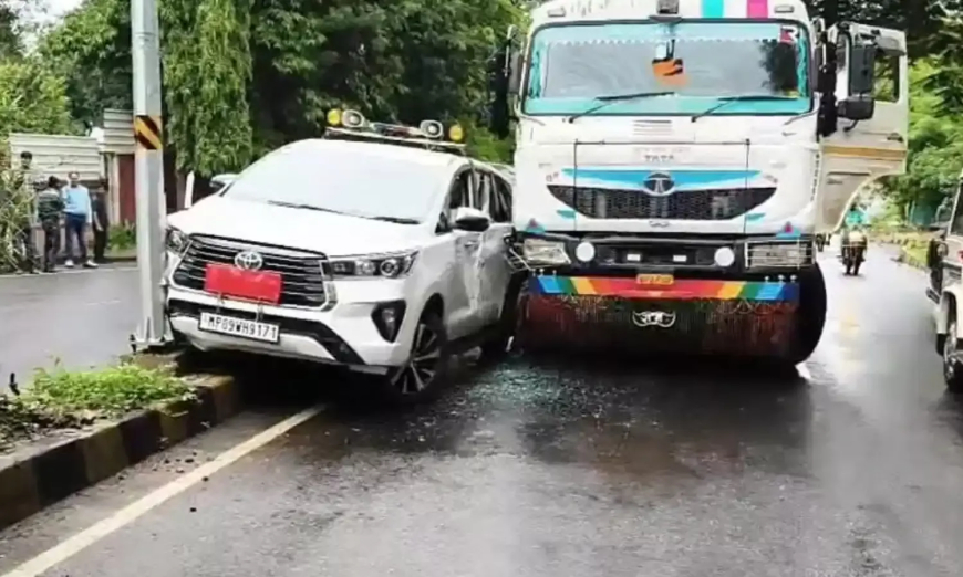 झाबुआ कलेक्टर नेहा मीना की गाड़ी को डंपर ने मारी टक्कर, हादसे में नहीं आई कोई चोट