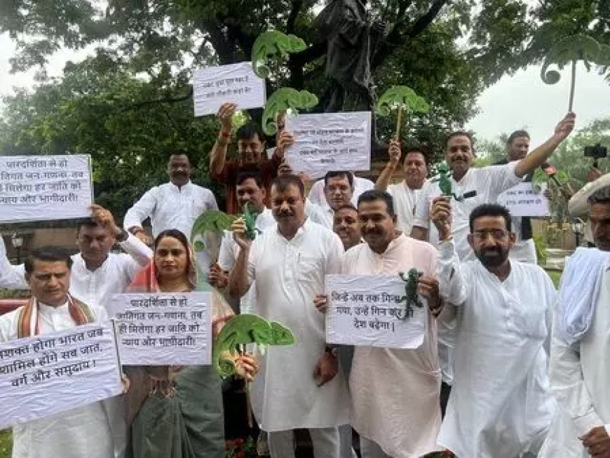 एमपी विधानसभा सत्र: ओबीसी आरक्षण को लेकर कांग्रेस का गिरगिट लेकर अनोखा प्रदर्शन
